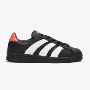Adidas Superstar  - Säljer de snyggaste Adidas Wmns Superstar sneakers i svart med vita ränder och en fin rosa detalj på hälen. Perfekta för både vardag och fest! Köpte två storlekar, så de är helt oanvända. Köptes nya för 1450kr 🩷