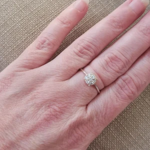 925 silver ring 17 storlek - Säljer en elegant silverring med en stor, glittrande sten i mitten. Ringen har en klassisk och tidlös design som passar perfekt för speciella tillfällen eller som en vacker vardagsaccessoar. Den är i mycket bra skick och redo att bäras av sin nya ägare.