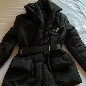 Jacka! - Jackan är köpt från Paris. Mycket bra skick och helt ny, den är oanvänd. 