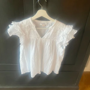 Vit blus från Gina Tricot - Säljer en söt vit blus från Gina Tricot i storlek 158/164. 