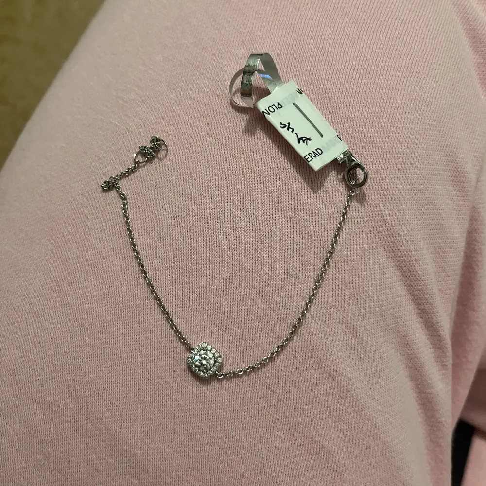 Jättefint armband jag aldrig använt då jag inte föredrar silver på mig själv. Asusteet.