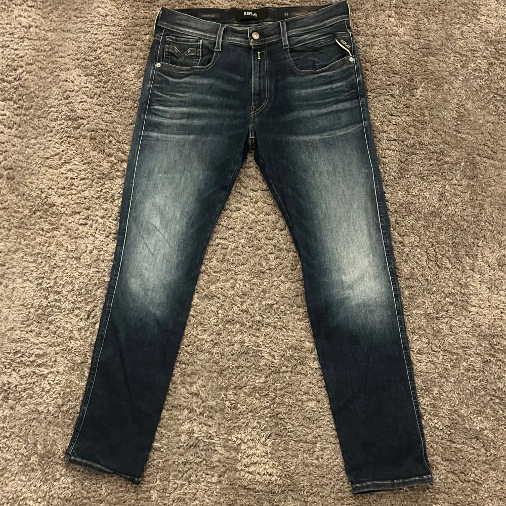 Säljer ett par mörkblåa jeans replay anbass hyperflex jeans i storlek 33 (w33, L30), med metallreplaymärke på baksidan. använd 2,3 gånger. . Jeans & Byxor.