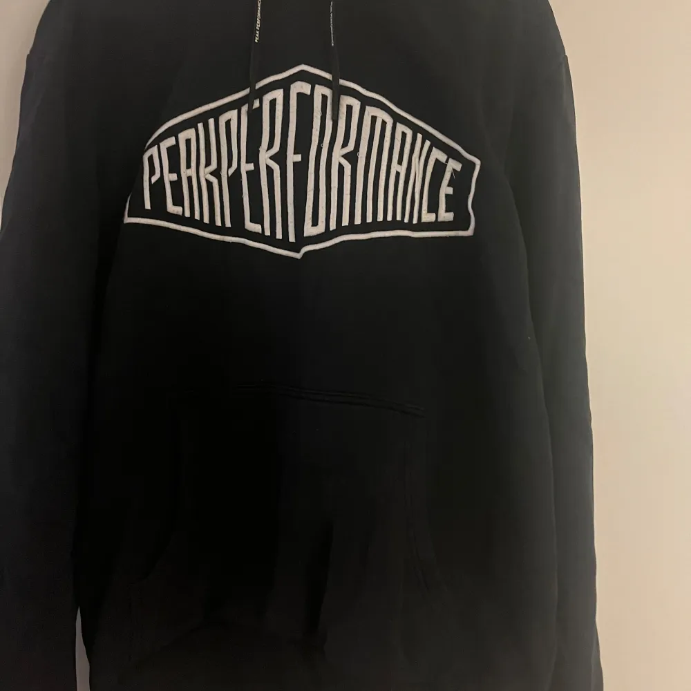 Säljer min svarta hoodie från Peak Performance i storlek L. Skick 9/10. Sitter som den ska. Inga märken eller nått annat . Neuletakit & Villapaidat.