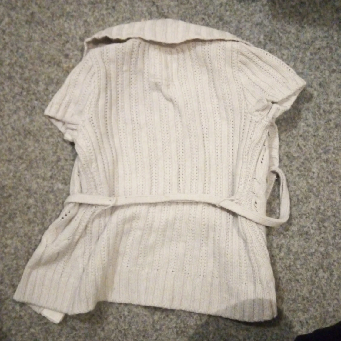 Ser beige ut men är ljus grå stickad kofta från H&M - 90