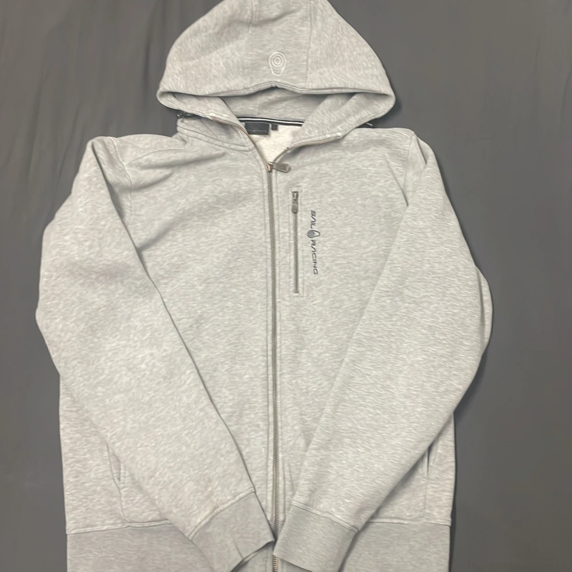 Grå hoodie från Sail Racing