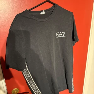 EA7 T-shirt  - Svart t-shirt från EA7. T-shirten är i bra skick 