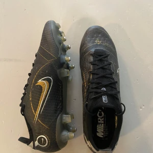 Nike mercurial vapor 14 elite sg - Tjena! Jag säljer ett par Nike mercurial vapor 14 elite  sg i storlek 44,5. Säljer skorna då jag inte har någon användning av dem, de är bara använda ett fåtal gånger och ser så gott som nya ut.  Finns inget slitage någonstans på skorna, varken sulorna eller något annat.   Går bra att komma och prova skorna om man är intresserad. Annars är det bara att skriva om ni har frågor!   Priset kan diskuteras vid snabb affär!  Med vänliga hälsningar Wilmer  