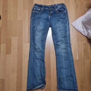 Miss me jeans - Säljer ett par snygga blå miss me jeans i bra skick. De har coola broderade detaljer på bakfickorna och en klassisk femficksdesign. Strl 30 men passar de för 28, 29 eftersom jag sytt in midjan. 