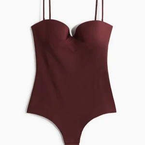 Vinröd microfiber body - Intressekoll!!! Microfiber body med vadderade kupor i storlek 75A. Använd en gång men vill sälja då den är lite för liten för mig. Helt slutsåld💥❤️