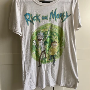 Vit Rick and Morty t-shirt - Säljer en vit t-shirt med Rick and Morty-tryck. 