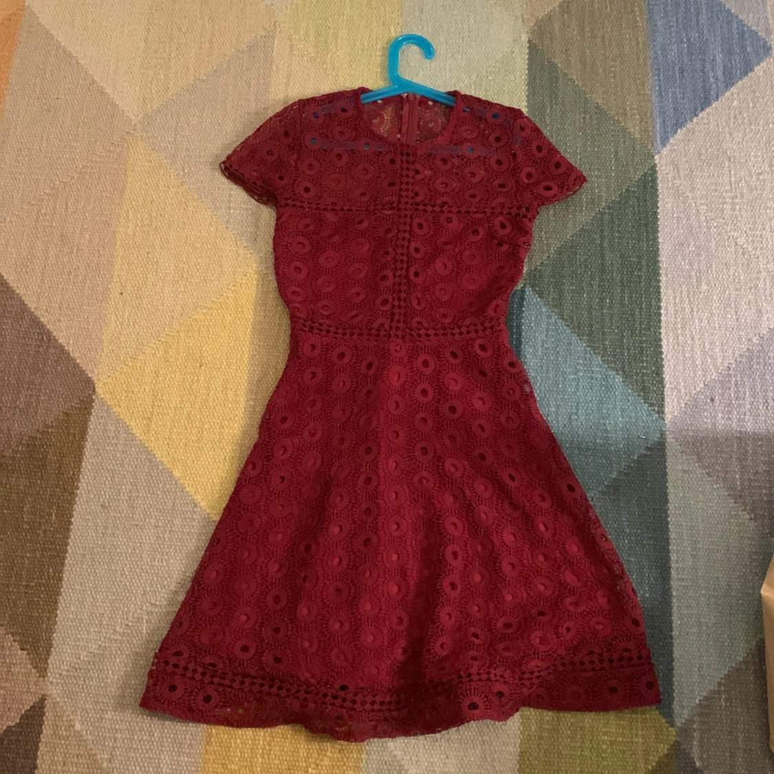 Vinröd spetsklänning