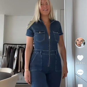 Pull&bear jumpsuit - Populär jumpsuit från pull and bear som är helt ny med prislapp! Älskar verkligen den här men den har inte kommit till användning!