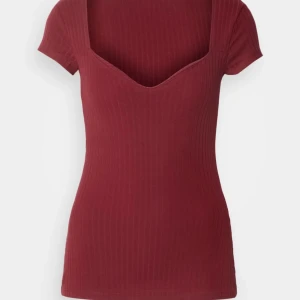 Vinröd ribbad topp - Snygg vinröd ribbad topp från Anna Field med korta ärmar och en v-ringad hals. Säljs då den inte kommer till användning men inga defekter och i mycket bra skick🌺