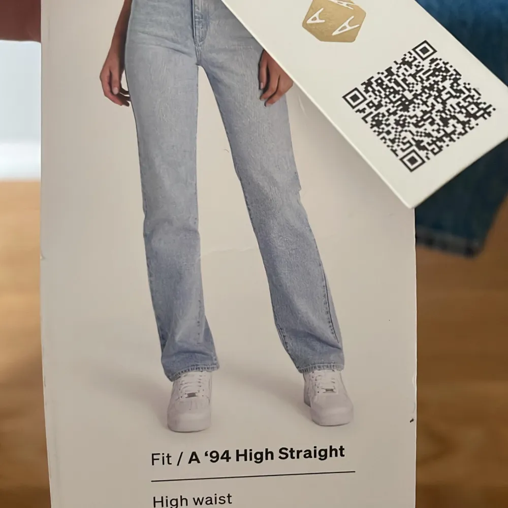 Säljer ett par snygga helt oanvända Abrand A '94 High Straight jeans i storlek 27. De är högmidjade och har en straight fit. Färgen är en ljusblå denim som passar till allt. Helt nya med taggar kvar!. Jeans & Byxor.