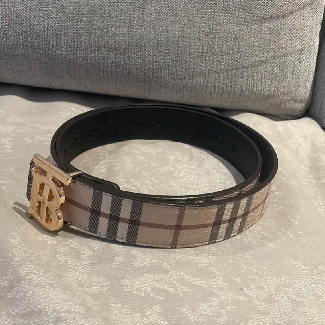 Rutig bälte med guldspänne