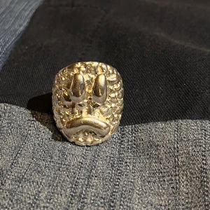 Göran Kling silver ring - Den här ring hittar man aldrig, gjort av svenska ring designen Göran kling, silver nr 28 av 50 st gjorda. Inga större defekter förutom de man ser på sista bilden. Varför jag säljer den är på grund av att den är för stor för mig😪 otroligt tråkigt, älskar verkligen ringen men tyvärr har jag för små fingrar för den. Diametern är ca 21 mm på insidan. Dm vid frågor.