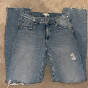 Blå jeans med slitningar - Säljer ett par blå jeans med coola slitningar och fransiga kanter. Säljer pga används inte så mycket längre. Pris kan diskuteras💖