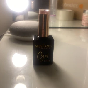Nagellack från Miss Fancy - Ett gel lack från Miss Fancy, köpte fel färg men kan inte lämmna tillbaka. Endast swatchad.Färgen är en  rosa nyans som heter 'Thats Some Tea'. 💗