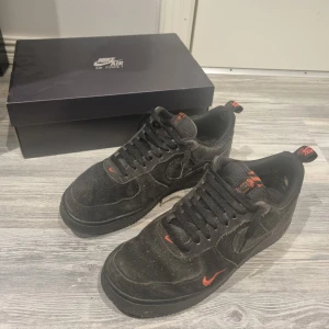 Svarta Nike Air Force - Säljer ett par svarta Nike Air Force. Skorna har en klassisk design med snörning och är i bra skick, men lite smutsiga undertill. Perfekta för vardagsbruk eller en avslappnad stil. Kommer med originalkartong.