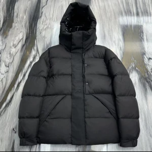 Moncler Madeira  - 3 färger svart mörkgrå å även vit. Alla storlekar finns skriv bara eran längd och vikt så vet jag vilken Size ni ska ha.