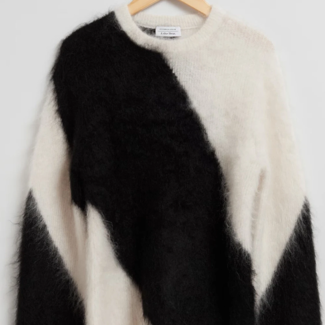Svart och vit fluffig tröja från And other stories