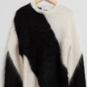 Svart och vit fluffig tröja från And other stories - Supermjuk och fluffig tröja från and other stories i svart vitt. Den är varsamt använd o super snygg!! Intressekoll! 