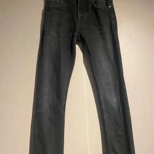 Nudie Jeans - Säljer ett par mörkblåa jeans från Nudie Jeans i mycket bra skick. På bilderna ser byxorna lite gråa eller svarta ut men de är mörkblåa och är skit snygga med dom på. Skick 9/10.               TAR OCKSÅ EMOT BYTEN!