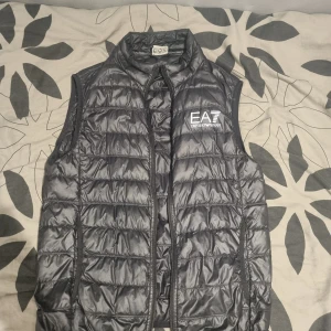 Ea7 väst - Nypris ca 1500 mitt pris 250                                    priset är ey hugget i sten! 