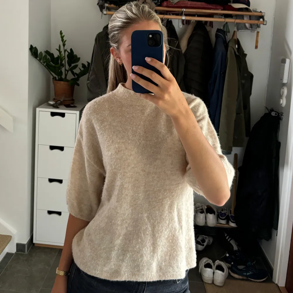 Säljer en supermysig beige stickad tröja med trekvartsärm. Perfekt för höst och vår, den är både stilren och bekväm. Passar bra till jeans eller kjol för en avslappnad look. Tröjan är i bra skick och redo för nya äventyr!. Tröjor & Koftor.