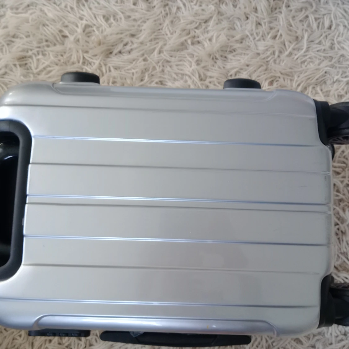 Silverfärgad resväska med hjul - 90