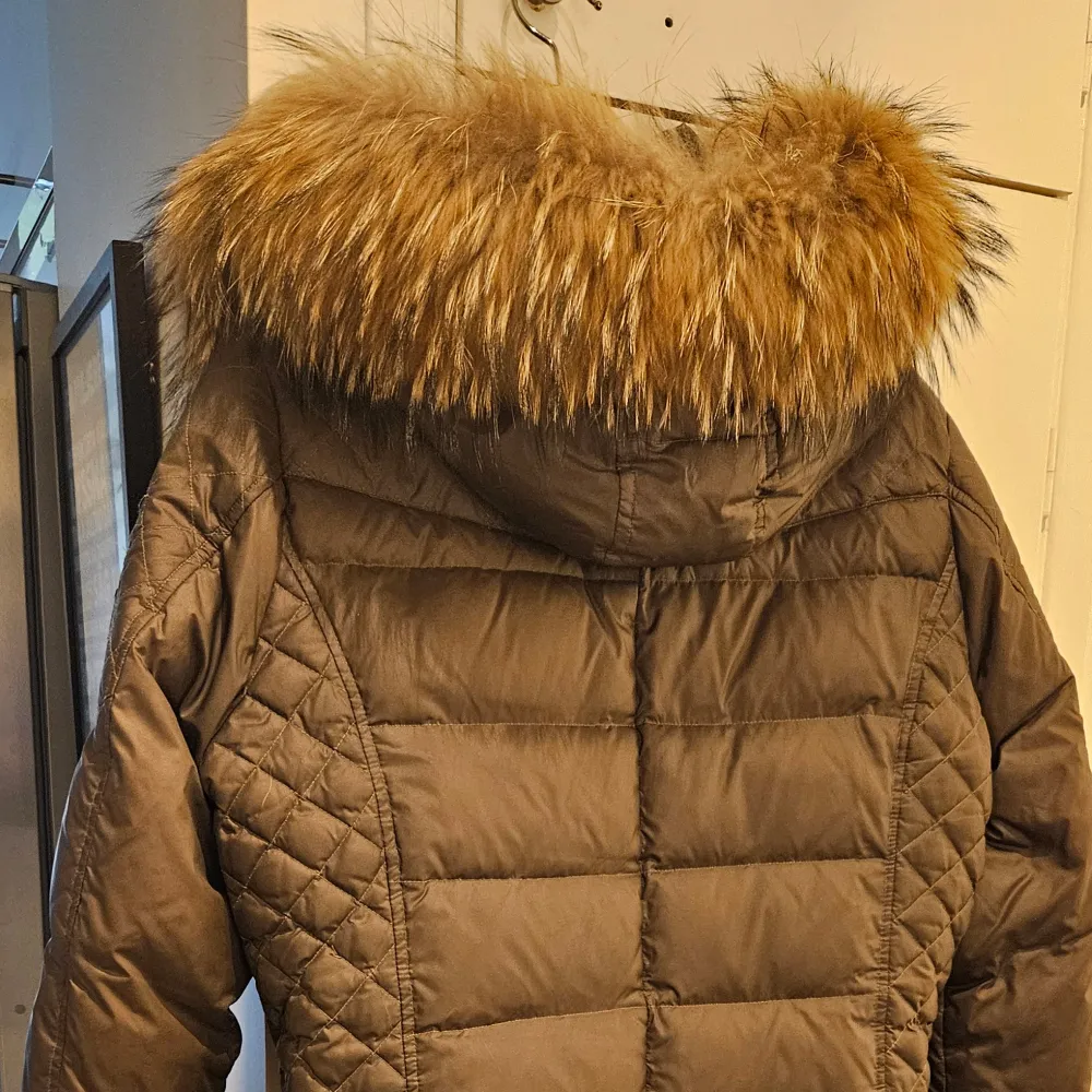 Säljer en snygg brun ROCKANDBLUE dunjacka med stor fluffig äkta päls... Storlek 46. Elegant färg& modell ! 🧥❄️ Fint skick, en kemtvätt så är den som ny!. Jackor.