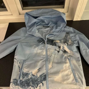 Trapstar vind jacka - Hej, säljer nu min trapstar jacka då den inte används nått mer, den är i storlek Xs, använd typ 6 gånger, den är i bra skick, hör av er för mer bilder!