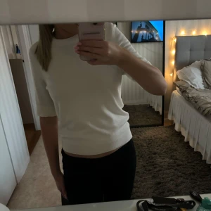 Stickad t shirt - Hej! Säljer denna stickade t shirten från lager 157! Den är i nyskick och har inga märken eller hål, strl S💗