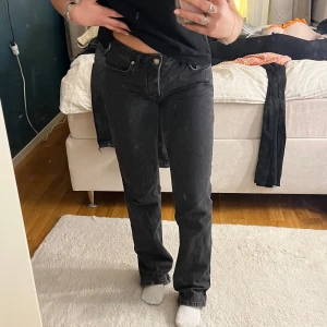 Svarta jeans  - Säljer ett par svarta jeans i bra skick. Storlek S! 