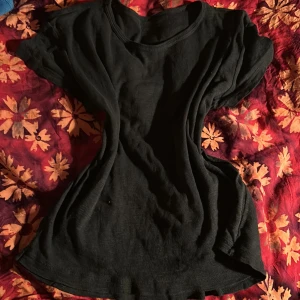 Svart t-shirt från Brandy Melville - Säljer en svart t-shirt från Brandy Melville i mycket bra skick. Den är kortärmad och gjord av mjukt material, perfekt för vardagsbruk. Passar till allt och är superbekväm! 🖤