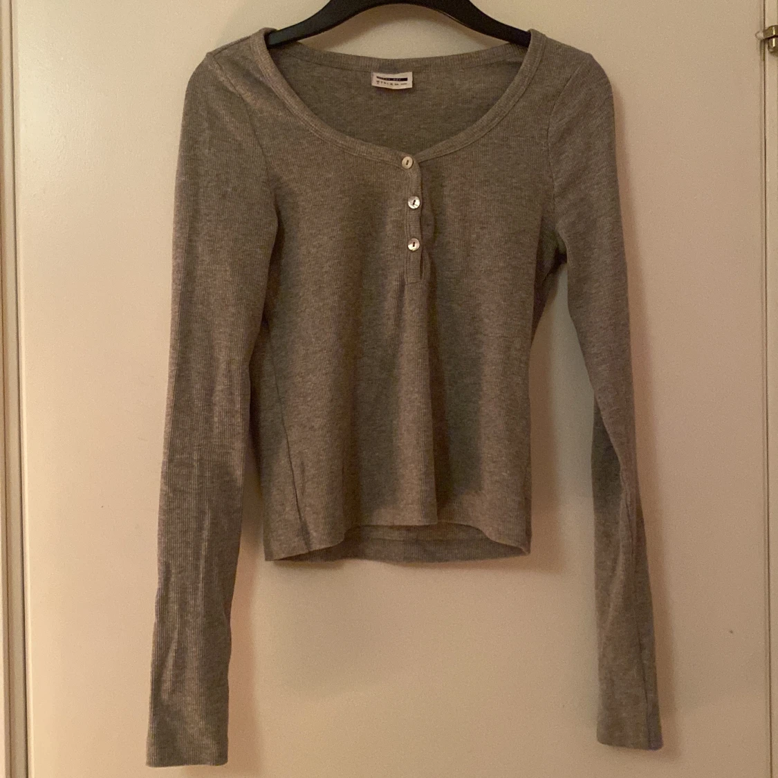 Grå ribbad tröja från Vera Moda 