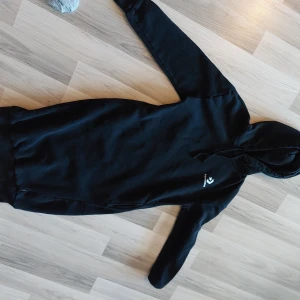 Svart hoodie från Converse xs - Säljer en svart hoodie från Converse i mycket bra skick. Den har en klassisk design med en broderad logga på bröstet och en bekväm huva. Perfekt för både vardag och chill. Passar bra till jeans eller joggers. Lr leggings och ett par snygga vita sneakers 🖤