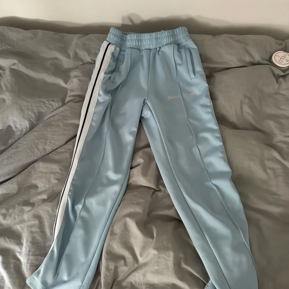 Hej säljer denna tracksuit från palm angles i färgen baby blue, säljer för de it passar längre, storlek M på båda plagg skick 10/10 bara testad , priset för hela tracksuiten är 500 för mer frågor eller bilder hör av er i dm 👍. Hupparit & Collegepaidat.