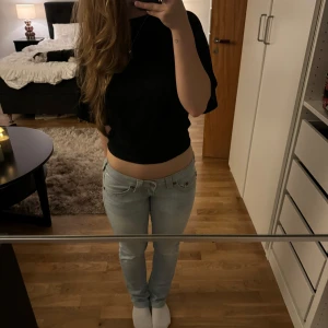Lågmidjade ljusblå true religion jeans  - Säljer ett par lågmidjade ljusblå true religion jeans i mycket bra skick, i storlek W25 💗Är öppen för prisförslag 🥰