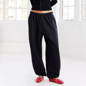 Lets Frans mjukisbyxor  - Säljer vidare dessa mjukisbyxor från Urban Outfitters då jag ville ha en mer oversized fit. Endast testade och lappen är kvar. True to size☺️ pris kan diskuteras 