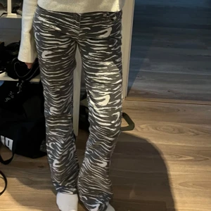 Grå zebra-mönstrade byxor från Guess - Säljer mina zebra jeans från Guess, dom är lite bootcut och insydda efter mig men det går att sprätta upp om man vill! Användt dom en gång så är i mycket bra skick❤️