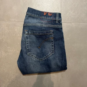 Dondup Jeans - Säljer nu ett par Donup jeans i dunder skick. Storlek W34 men sitter mindre (W32 ungefär), fråga om mått eller om ni funderar på något!
