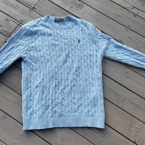 Ralph lauren cable knit - Fet polo Ralph lauren cable knit i ljusblå, använd 1 gång.