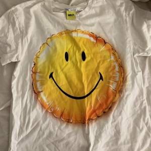 Säljer en vit cool t-shirt från Zara med ett smileytryck på. 