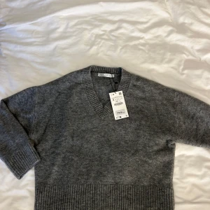 Grå ulltröja från Zara - Säljer en supermysig grå stickad tröja från Zara i storlek S. Super skönt och varmt material, perfekt för höst och vinter ❄️ Helt nytt skick med prislappen kvar. 🩷