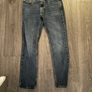 Blå jeans från Levi's - Säljer ett par klassiska blå jeans från Levi's i bra skick. De har en straight passform och är midwaist. Perfekta för både vardag och fest! 🕺