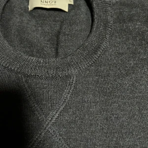 Marinblå ulltröja från NN07 - Säljer en stilren marinblå tröja från NN07 i 100% ull. Perfekt för kyliga dagar med sin mjuka och varma känsla. Tröjan har en klassisk rund hals och långa ärmar. Passar både till vardags och lite finare tillfällen. 🖤Storleken är L men upplevs som M och jag säljer den för att den är lite för liten för mig. 