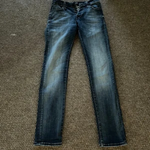 Jack and jones jeans - Säljer ett par snygga blå jeans i slim fit. De har en klassisk femficksdesign och en lätt tvättad look som ger en cool stil. Perfekta för både vardag och fest! Passar bra till en t-shirt eller en skjorta för en mer uppklädd look.