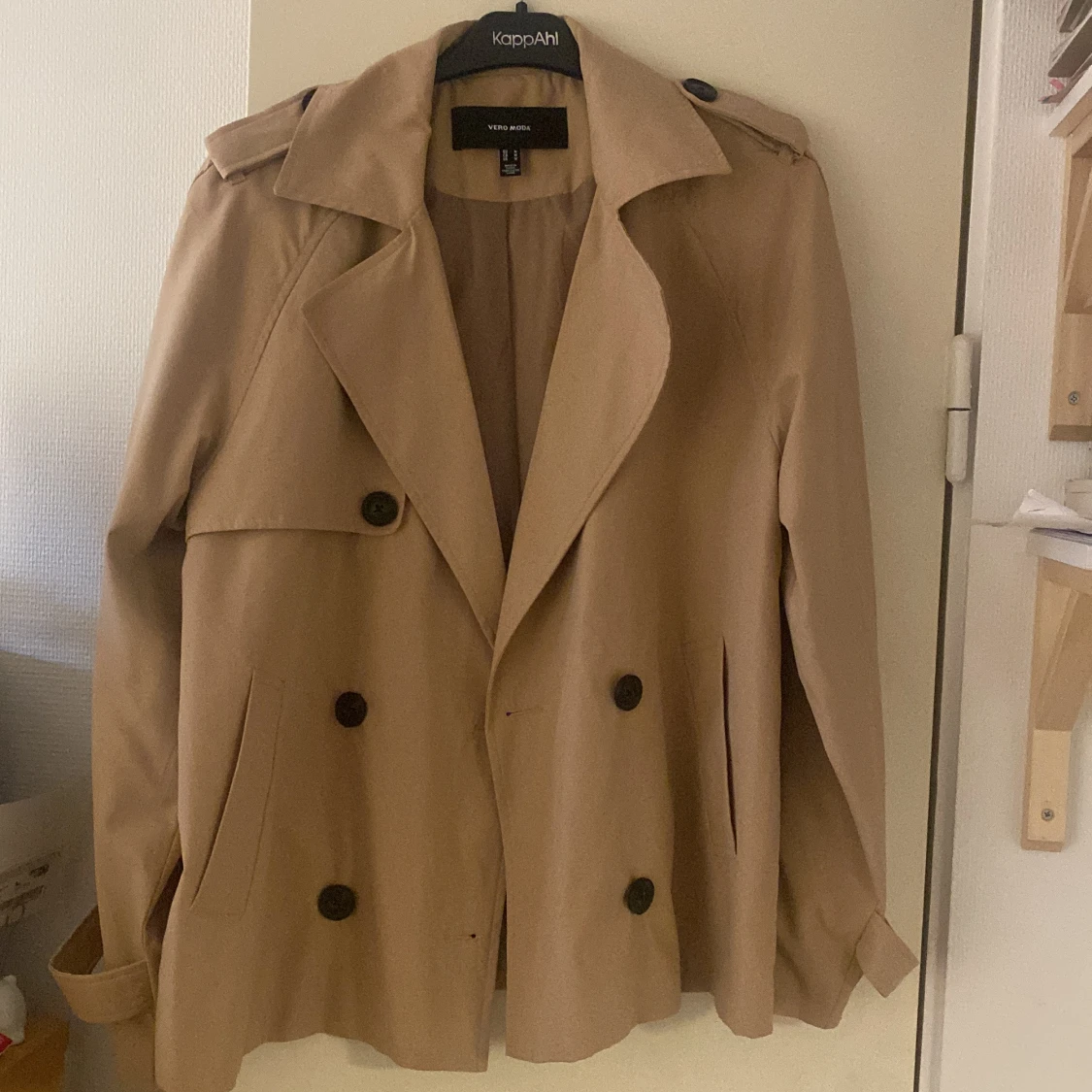 Beige trenchcoat från Vero Moda