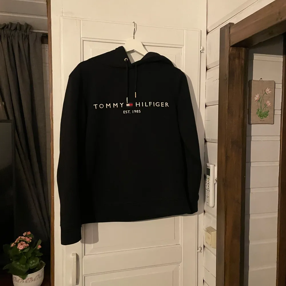 Säljer en snygg svart hoodie från Tommy Hilfiger i storlek S. Använd fåtal gånger!! . Hoodies.